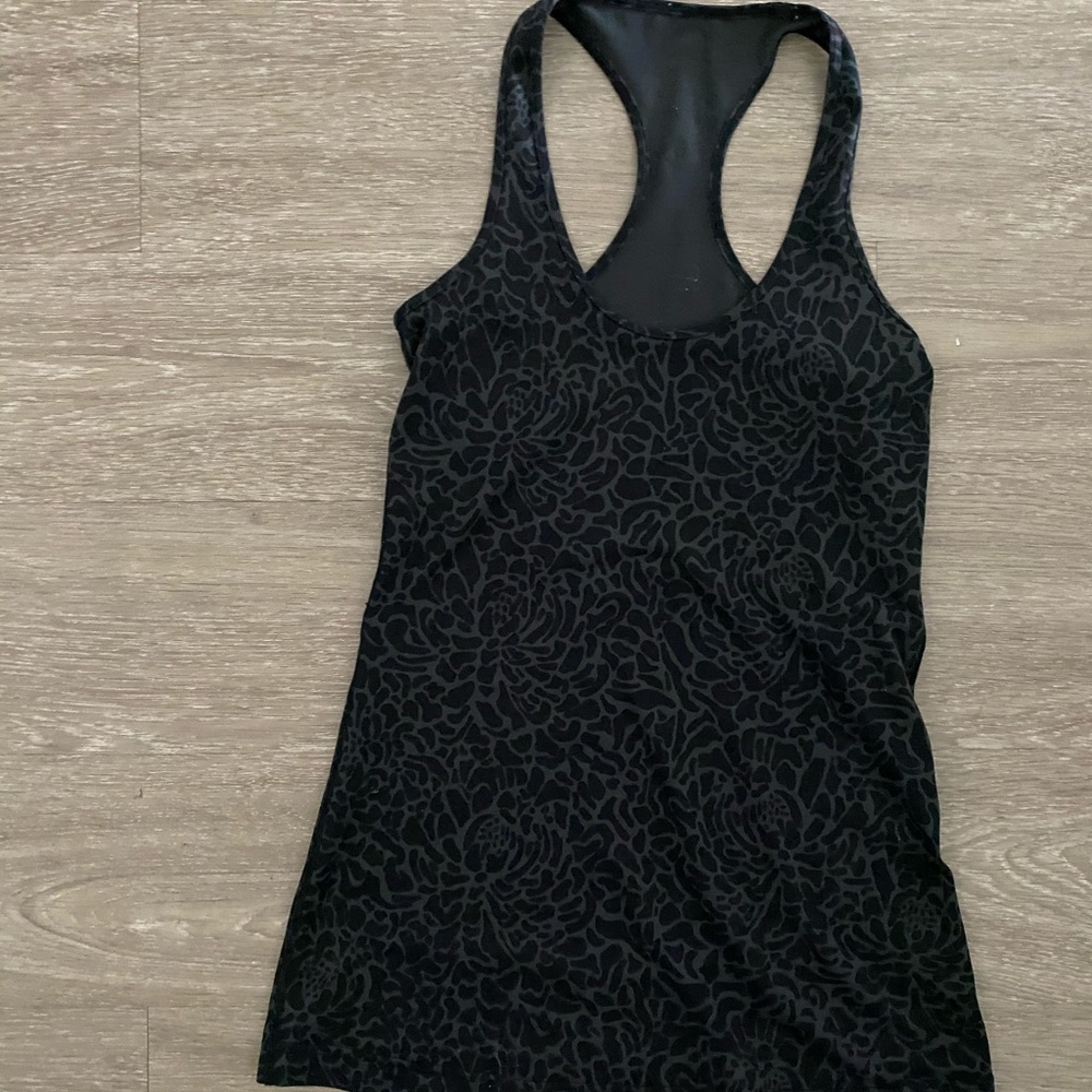 🍋 Lululemon fitted workout top!